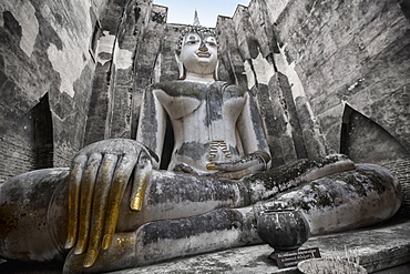 A giant Sukhothai era sitting Buddha, Wat Si Chum, Sukhothai Historical Park, UNESCO World Heritage Site, Thailand, Southeast Asia, Asia