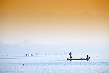 Fishermen on Taungthaman Lake near Amarapura, Mandalay, Myanmar (Burma), Southeast Asia