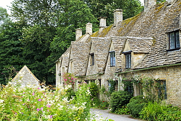 Typical Cotswold houses in the village of Bibury, The Cotswolds, Gloucestershire, England, United Kingdom, Europe