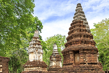 Buddhist chedis (stupas) and temple in Si Satchanalai Historical Park, Sukhothai, UNESCO World Heritage Site, Thailand, Southeast Asia, Asia