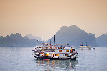 Boats on Halong Bay, UNESCO World Heritage Site, Vietnam, Indochina, Southeast Asia, Asia