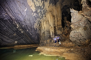 Cavers in Hang Roc (Ruc Mon) cave in Phong Nha, Quang Binh, Vietnam, Indochina, Southeast Asia, Asia