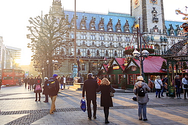 Tourists and Christmas market at the Town Hall Square, Rathaus, Altstadt quarter, Hamburg, Germany, Europe