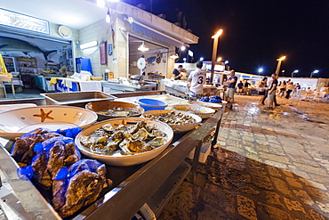 Fish market at the harbour of Gallipoli, Province of Lecce, Apulia, Italy, Europe