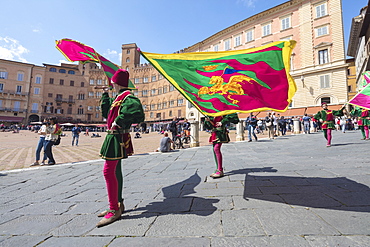 Typical exhibition of traditional clothes and flags of the different contradas, Piazza del Campo, Siena, UNESCO World Heritage Site, Tuscany, Italy, Europe