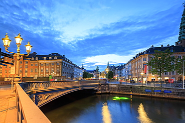 Hojbro Bridge and Plads between the adjoining Amagertorv and Slotsholmen Canal at night, Copenhagen, Denmark, Europe