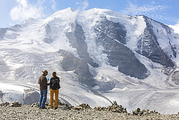 Tourists admire the Diavolezza and Pers glaciers and Piz Palu, St. Moritz, canton of Graubunden, Engadine, Switzerland, Europe