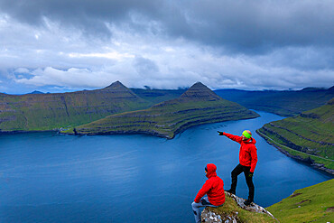 Hikers, Funningur fjord, Eysturoy Island, Faroe Islands, Denmark, Europe