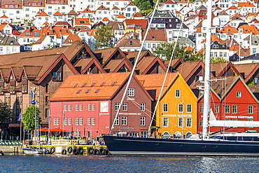 Sail boat on waterfront of Bryggen Old Town, UNESCO World Heritage Site, Bergen, Hordaland County, Norway, Scandinavia, Europe