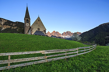 The Church of Ranui and the Odle group in the background, St. Magdalena, Funes Valley, Dolomites, South Tyrol, Italy, Europe