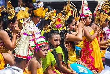 Pilgrims praying in the Pura Ulun Danu Bratan temple, Bali, Indonesia, Southeast Asia, Asia