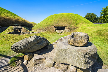 Knowth, Neolithic passage grave, UNESCO World Heritage Site, prehistoric Bru na Boinne, Valley of the River Boyne, County Meath, Leinster, Republic of Ireland, Europe