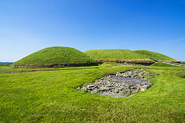 Knowth, neolithic passage grave, UNESCO World Heritage Site, prehistoric Bru na Boinne, Valley of the River Boyne, County Meath, Leinster, Republic of Ireland, Europe