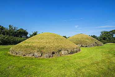 Knowth, neolithic passage grave, UNESCO World Heritage Site, prehistoric Bru na Boinne, Valley of the River Boyne, County Meath, Leinster, Republic of Ireland, Europe