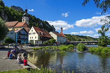 Kallmuenz Castle above medieval houses in the center of Kallmuenz on the Naab, Bavaria, Germany, Europe