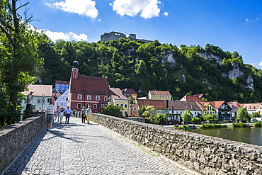 Kallmuenz Castle above medieval houses in the center of Kallmuenz on the Naab, Bavaria, Germany, Europe