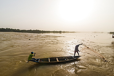 Fisherman throwing his fishing net into the River Niger, Niamey, Niger, Africa