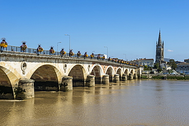 Libourne arch bridge over the Dordogne River, Libourne, Gironde, Aquitaine, France, Europe