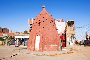 Old water well in the center of Timimoun, western Algeria, North Africa, Africa