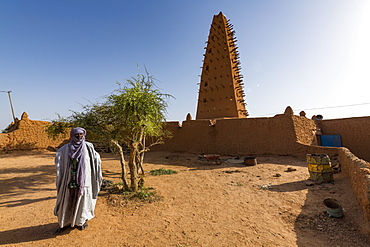 Imam before the Grand Mosque, UNESCO World Heritage Site, Agadez, Niger, West Africa, Africa