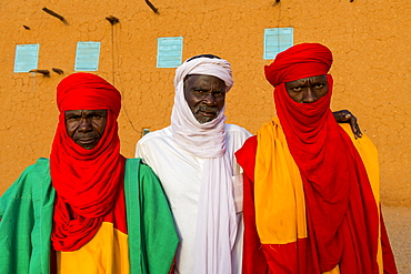 Colourful dressed bodyguards of the Sultan of Agadez, UNESCO World Heritage Site, Agadez, Niger, West Africa, Africa