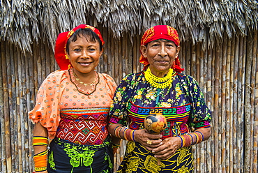 Portrait of two Kuna Yala women, Achutupu, San Blas Islands, Kuna Yala, Panama, Central America