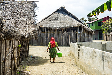 Local Kuna woman, Achutupu, San Blas Islands, Kuna Yala, Panama, Central America