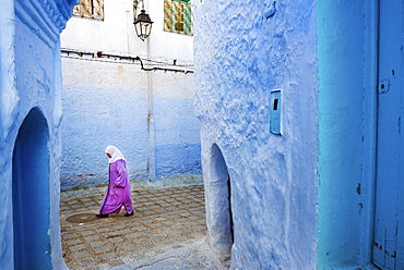 Local women walking through the blue streets of the Medina, Chefchaouen, Morocco, North Africa, Africa 