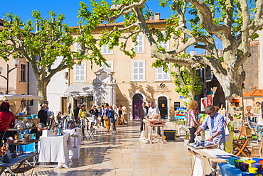 Morning market in Cassis harbour, Cassis, Bouches du Rhone, Provence, Provence-Alpes-Cote d'Azur, French Riviera, France, Europe