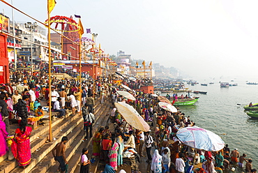 Early morning bathers on the banks of the River Ganges, Varanasi (Benares), Uttar Pradesh, India, Asia