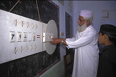 Education, pakistan. Punjab. Maths class using traditional methods in a primary state school