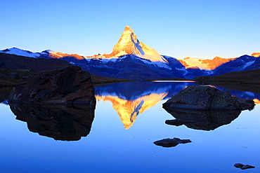 Matterhorn reflecting in mountain lake, Wallis, Schweiz