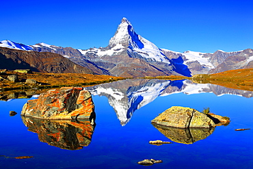 Matterhorn reflecting in mountain lake, Wallis, Schweiz