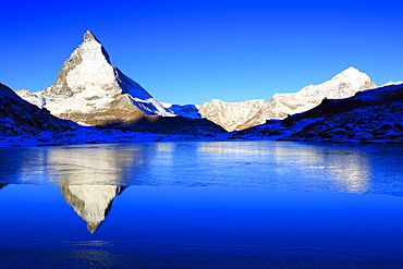 Matterhorn reflecting in mountain lake, Wallis, Schweiz