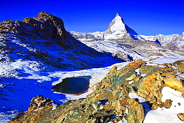 Matterhorn reflecting in mountain lake, Wallis, Schweiz