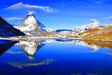 Matterhorn reflecting in mountain lake, Wallis, Schweiz