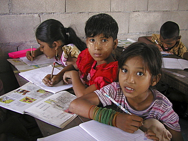 Thailand muslim school for burmese refugees, mae sot