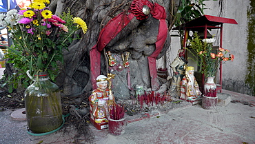 HONG KONG Cheung Chau Island. bUDDHIST SHRINE. photo by Sean Sprague