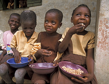 Ghana children eating luncg supplied by crs bolgatanga