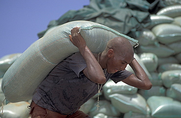 Eritrea loading trucks aid at masawa