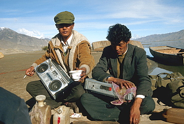 Technology men radios, samye, tibet