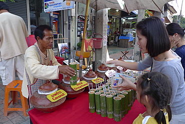 THAILAND Drinks seller. Chiang Mai. Photo by Sean Sprague