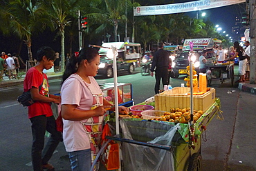 THAILAND Pattaya. Beach resort famous for night life and sex tourism. Street food stalls. selling fresh orange juice. Photo by Sean Sprague