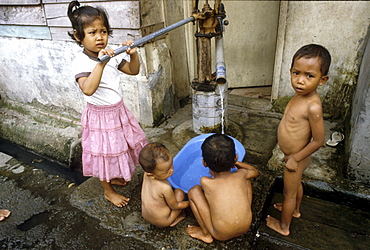 Indonesia children washing themselves jakarta