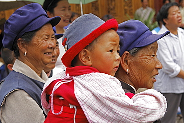 China naxi minority, enjoying a street performer, lijian, yunnan province.