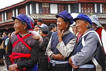 China naxi minority, enjoying a street performer, lijian, yunnan province.