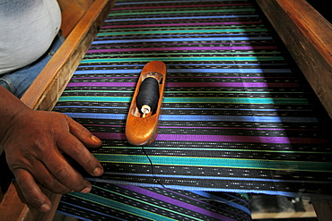 Guatemala gabriel perez, native guatemalan weaver, at work. Detail. Santa catarina palopo, on lake atitlan