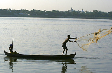 Myanmar fishing on irrawaddy (ayeyarwady) river, mandalay 