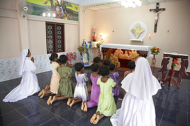 India. Nuns and girls at prayer. Mary matha bala bhavan, a girls orphanage run by syro-malabar catholic missionary sisters of mary immaculate (msmi), chamal village, thamarassery diocese, khozikode, kerala. 2007   