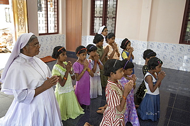 India. Nuns and girls at prayer. Mary matha bala bhavan, a girls orphanage run by syro-malabar catholic missionary sisters of mary immaculate (msmi), chamal village, thamarassery diocese, khozikode, kerala. 2007   